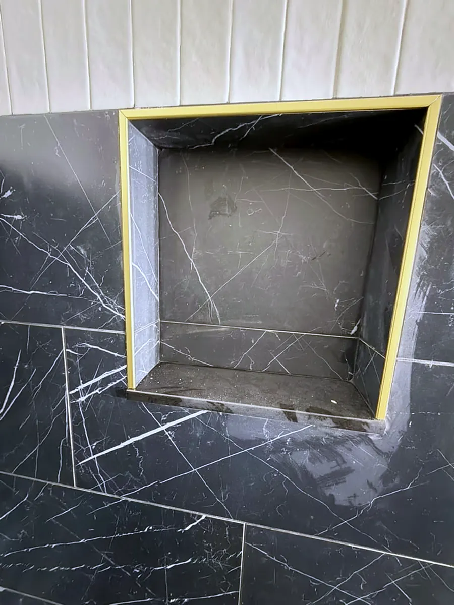 Shower niche framed in the vein direction