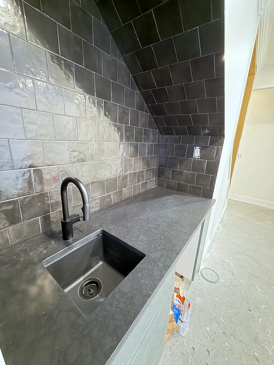 Bar counter and full-height splash