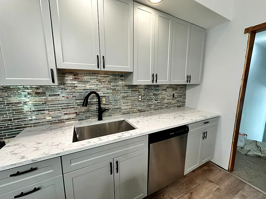Backsplash run behind the range