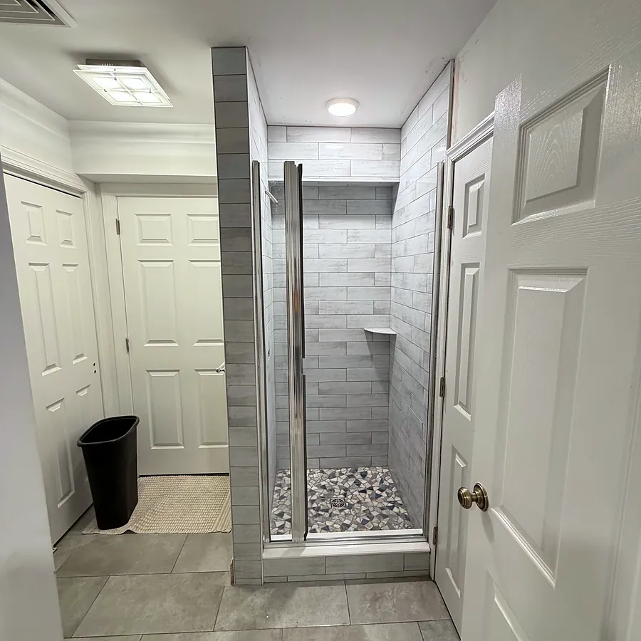 Alcove shower, large-format walls