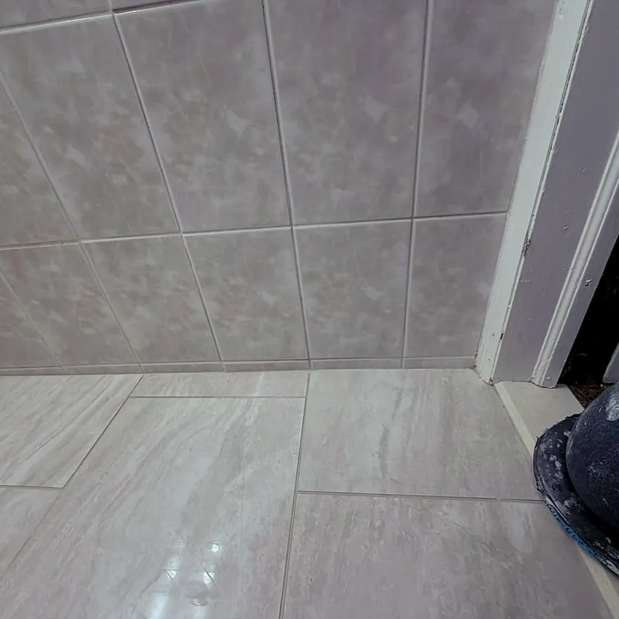 Large-format floor, minimal joint lines