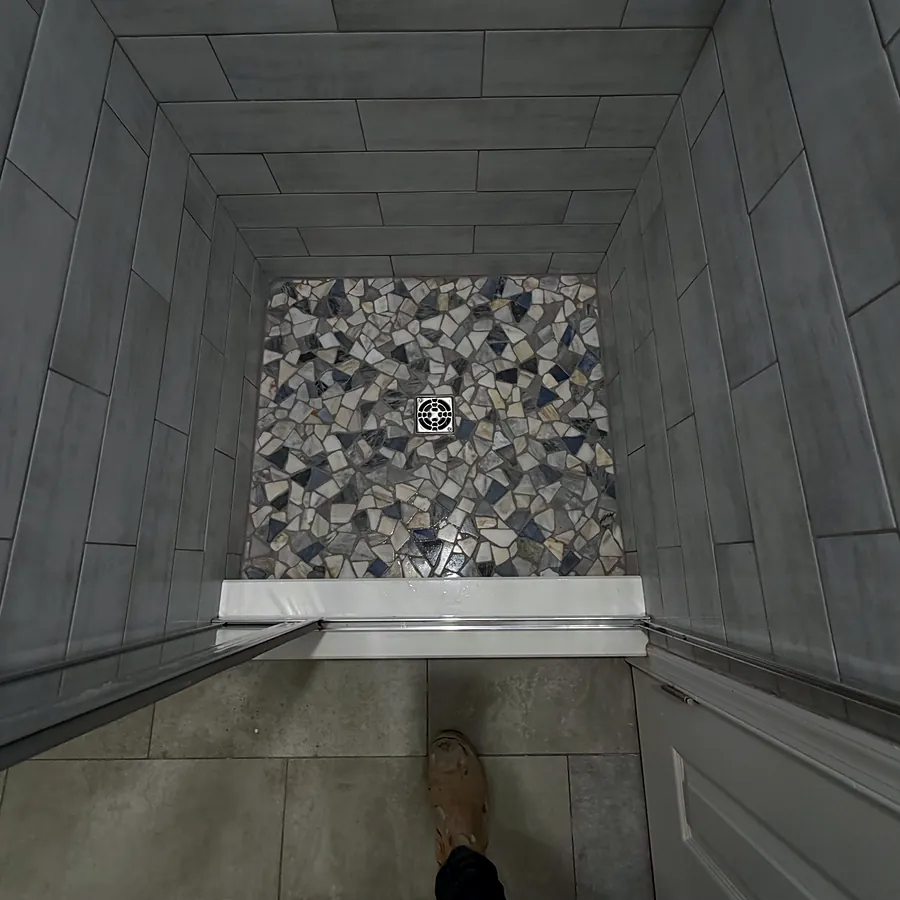Mosaic feature panel above the tub deck